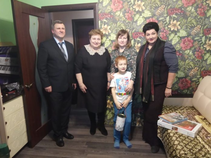 Электронное пианино подарили подольчанину представители благотворительного проекта “Мечтай со мной” Электронное пианино подарили подольчанину представители благотворительного проекта “Мечтай со мной”