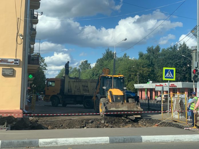 Работы по ремонту тротуаров вдоль проезжей части улицы Победы ведутся в Климовске Работы по ремонту тротуаров вдоль проезжей части улицы Победы ведутся в Климовске