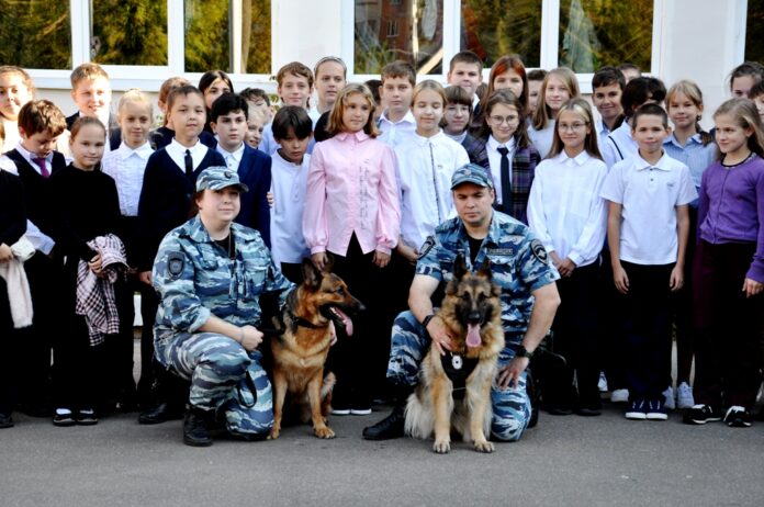 В Подольске полицейские провели акцию «Знакомство с кинологами» для школьников В Подольске полицейские провели акцию «Знакомство с кинологами» для школьников