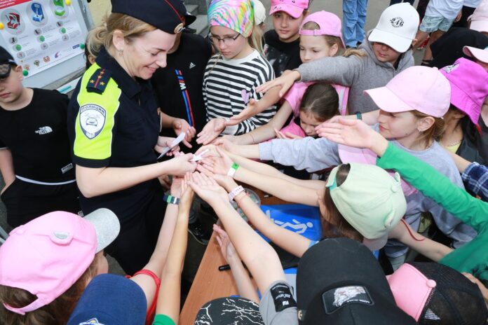 В Московской области сотрудники Госавтоинспекции проводят уроки дорожной безопасности в школьных лагерях В Московской области сотрудники Госавтоинспекции проводят уроки дорожной безопасности в школьных лагерях
