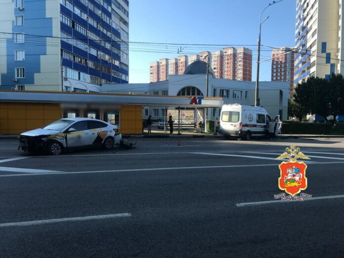 Сотрудники подмосковной Госавтоинспекции устанавливают обстоятельства ДТП в г.о. Подольск Сотрудники подмосковной Госавтоинспекции устанавливают обстоятельства ДТП в г.о. Подольск