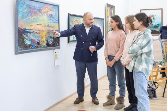 В Подольске открылась благотворительная выставка «Коллаборация творчества. 1+1»