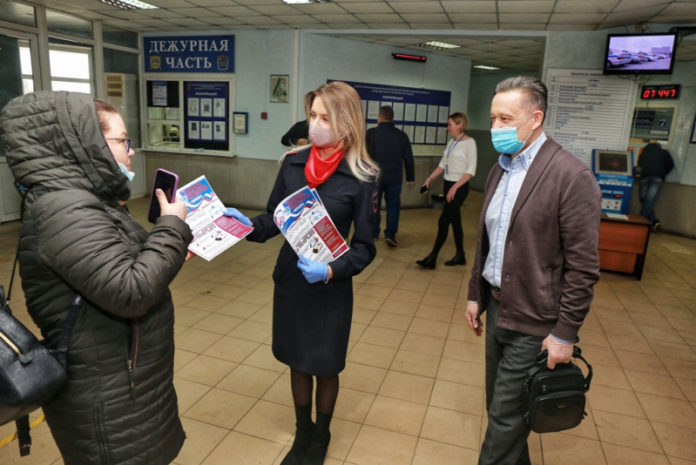 Информационную акцию «Доступные госуслуги» провели общественник и полицейские Подольска Информационную акцию «Доступные госуслуги» провели общественник и полицейские Подольска