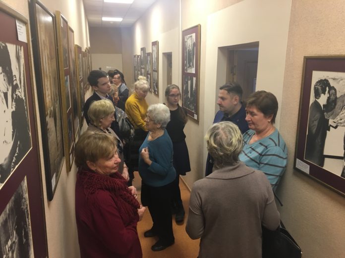 В Климовской библиотеке открылась фотовыставка «Илья Глазунов. Художник и мир»