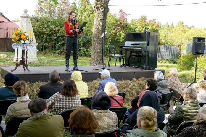Более 200 зрителей собрал в усадьбе Плещеево концерт, посвященный Михаилу Лермонтову Более 200 зрителей собрал в усадьбе Плещеево концерт, посвященный Михаилу Лермонтову