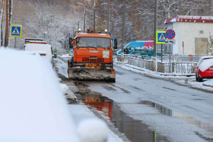 Коммунальщики Подольска устраняют последствия снегопада