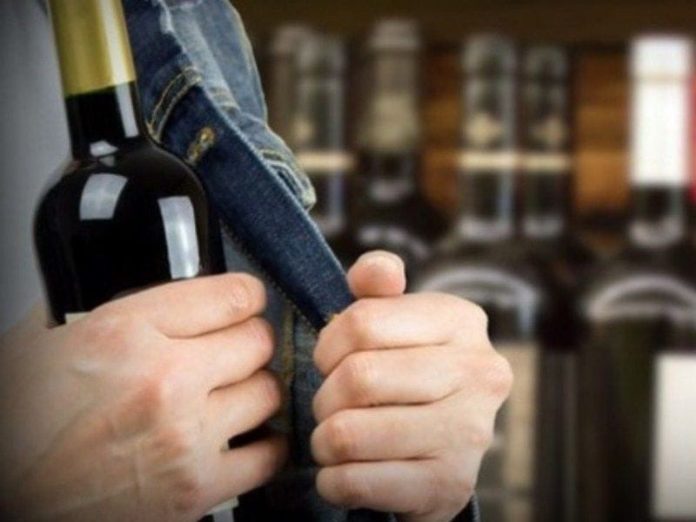 Сотрудники полиции задержали подозреваемого в краже вино-водочных изделий в Подольске