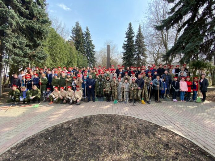 Более 130 юнармейцев приняли участие в субботнике в сквере ДК ЗиО Более 130 юнармейцев приняли участие в субботнике в сквере ДК ЗиО