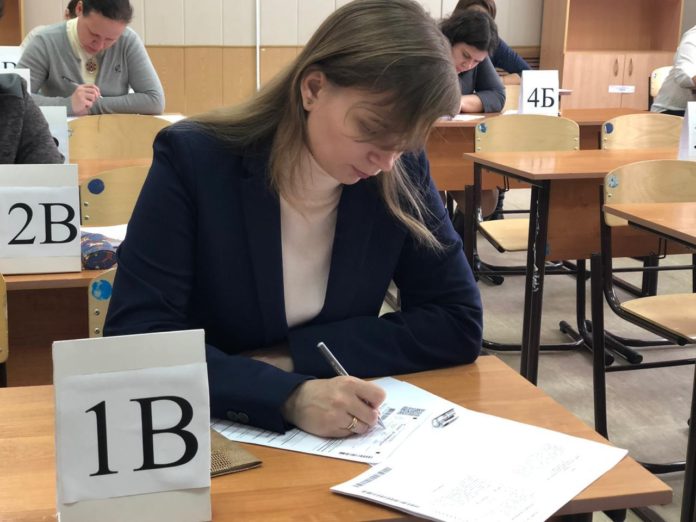 Родители выпускников сдали ЕГЭ по русскому языку