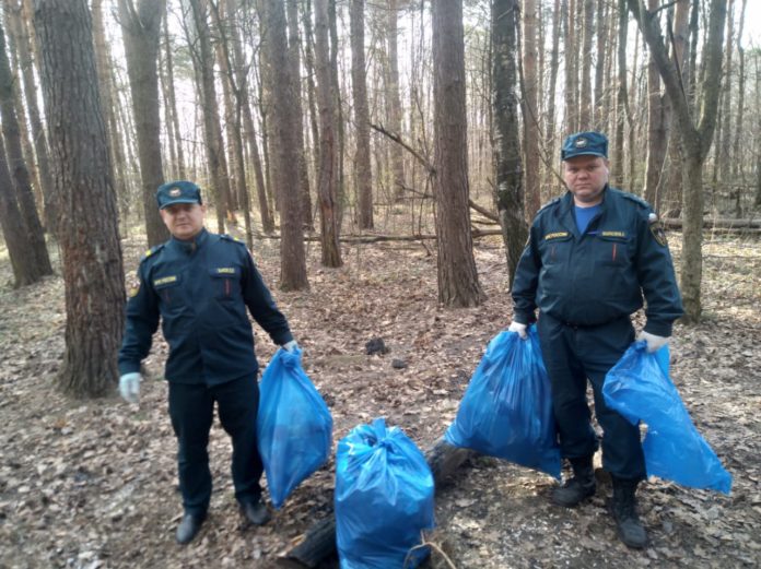 Сотрудники МЧС провели второй субботник в Подольске Сотрудники МЧС провели второй субботник в Подольске