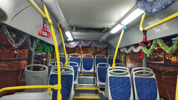 Общественный транспорт украсили к Новому году
