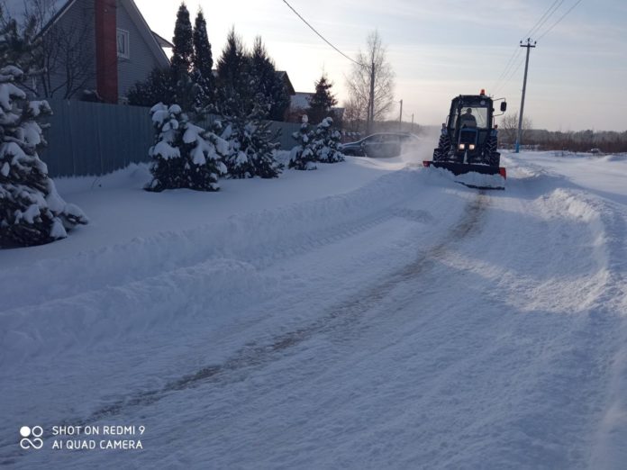 Работники Территориального отдела «Дубровицкий» контролируют уборку снега в микрорайоне Работники Территориального отдела «Дубровицкий» контролируют уборку снега в микрорайоне