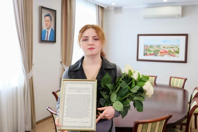 Оставшейся без попечения родителей юной подольчанке вручили жилищный сертификат Оставшейся без попечения родителей юной подольчанке вручили жилищный сертификат