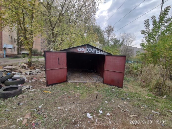 На улице Молодежной в микрорайоне Климовск продолжаются работы по демонтажу незаконных гаражных боксов