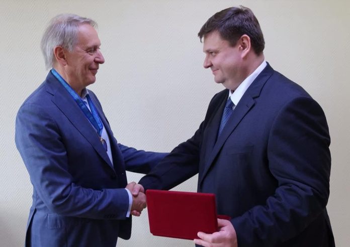 Николай Пестов вручил награду председателю Совета директоров Группы компаний «Фармэко»