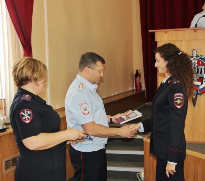 Служебные удостоверения были вручены выпускникам высших образовательных учреждений МВД России в Подольске