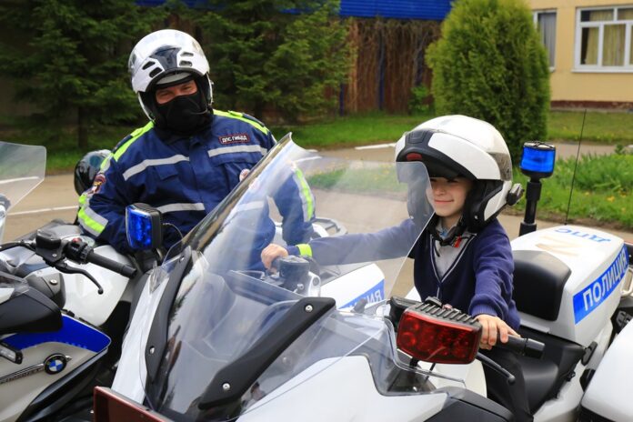 В период летних каникул свыше 4 тысяч детей Московской области будут изучать правила дорожного... В период летних каникул свыше 4 тысяч детей Московской области будут изучать правила дорожного...