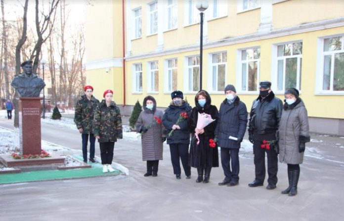 Полицейские и общественники Подольска почтили память Героя России Александра Монетова Полицейские и общественники Подольска почтили память Героя России Александра Монетова