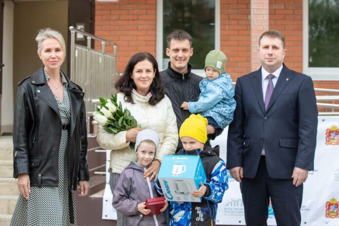 Дольщикам ЖК «Дом на Серпуховской» в Подольске торжественно вручили ключи Дольщикам ЖК «Дом на Серпуховской» в Подольске торжественно вручили ключи