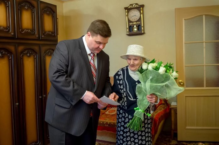 Глава Городского округа Подольск Николай Пестов поздравил с юбилеем Надежду Макаровну Алдошину Глава Городского округа Подольск Николай Пестов поздравил с юбилеем Надежду Макаровну Алдошину