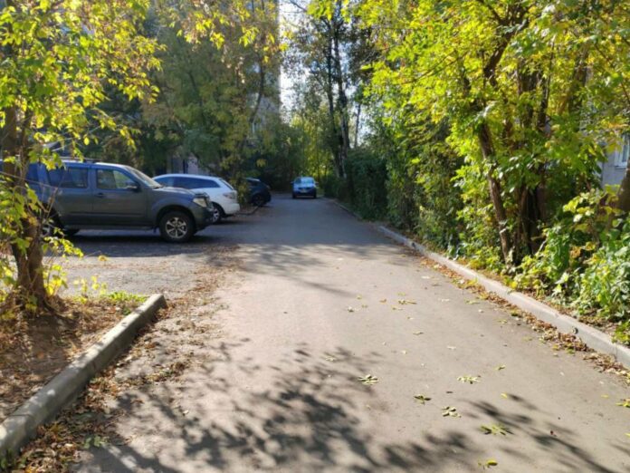 Обновили еще несколько подъездных дорог и тротуаров Обновили еще несколько подъездных дорог и тротуаров