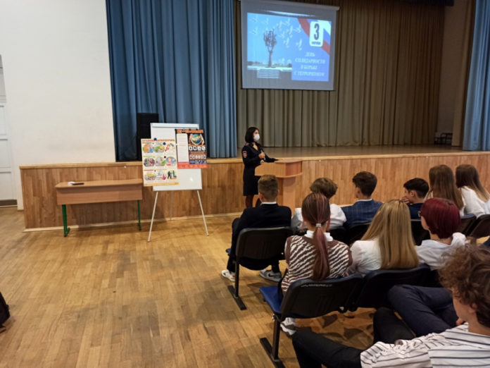 В округе полицейские приняли участие в профилактической акции «Будущее в твоих руках!» В округе полицейские приняли участие в профилактической акции «Будущее в твоих руках!»