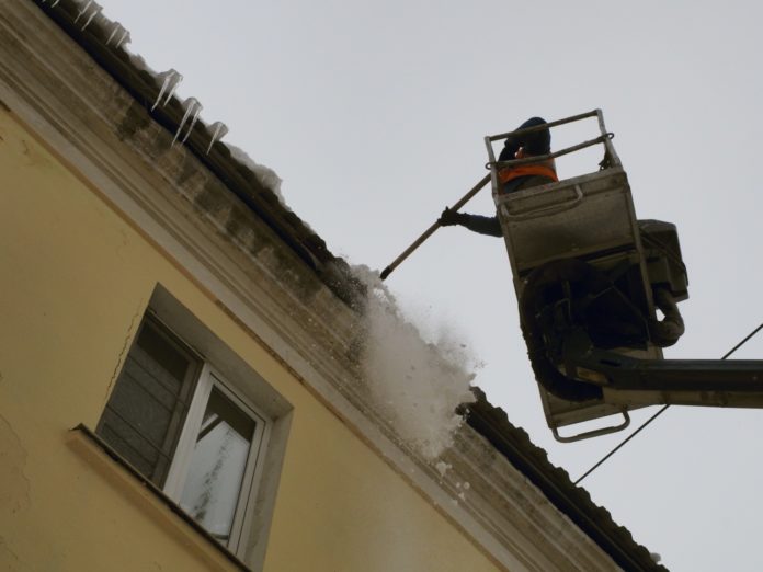 Кровли жилых домов в Большом Подольске очищают от наледи и сосулек каждый день