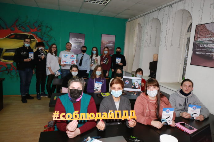 Автоинспекторы поведали кандидатам в водители об опасности использования гаджетов во время участия в дорожном... Автоинспекторы поведали кандидатам в водители об опасности использования гаджетов во время участия в дорожном...