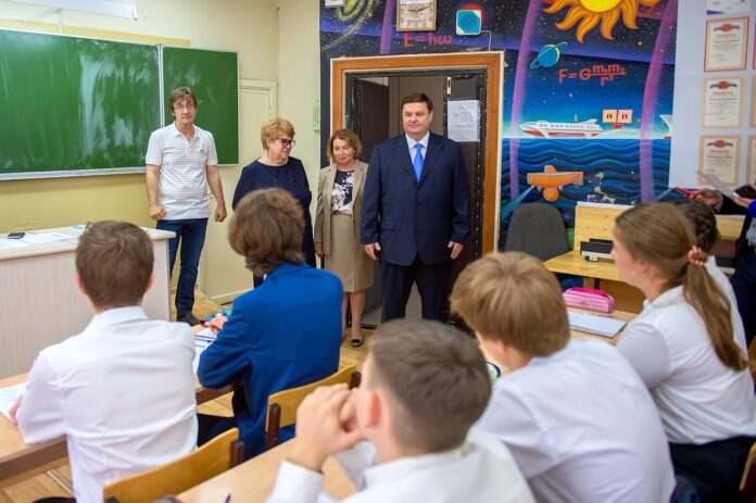 Глава округа Николай Пестов встретился с педагогами и учащимися лицея №23