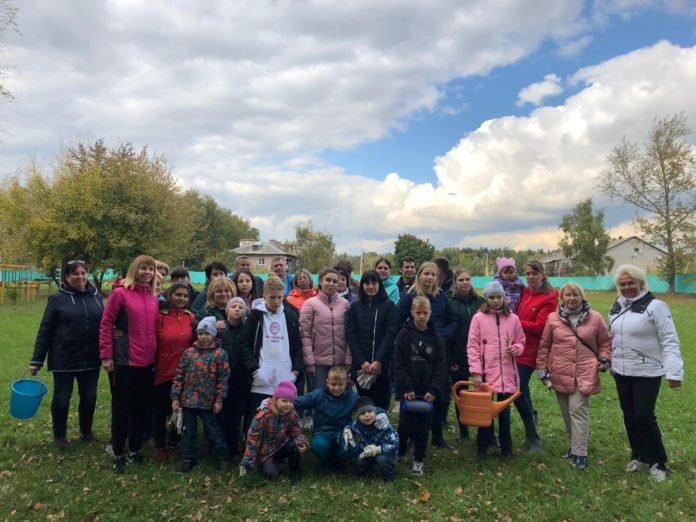 Сотрудники областного управления ЗАГС и воспитанники «Вдохновения» приняли участие в акции «Наш лес»