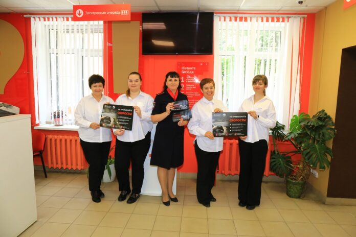 Автоинспекторы провели профилактические беседы с посетителями многофункционального центра Автоинспекторы провели профилактические беседы с посетителями многофункционального центра