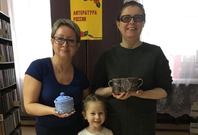 Мастер-класс по росписи изделий из стекла и керамики состоялся в библиотеке-филиале № 21 Подольска