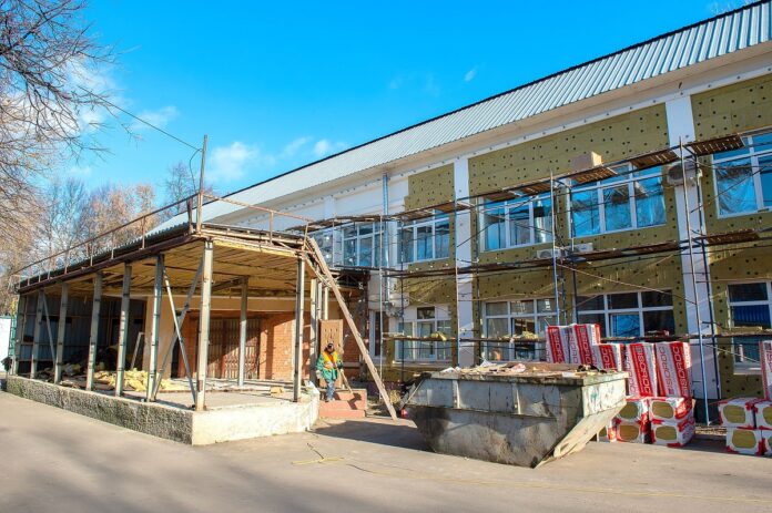 Завершение капитального ремонта поликлиники в Климовске проконтролировал глава округа вместе с жителями