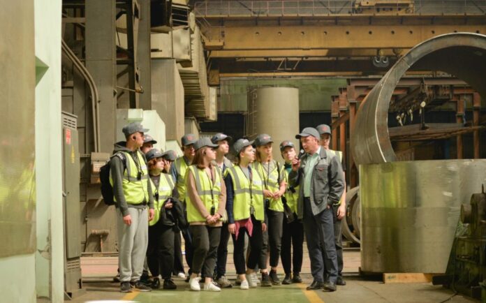 Подольский ЗИО провел экскурсию для учащихся летней профессиональной школы МЭИ Подольский ЗИО провел экскурсию для учащихся летней профессиональной школы МЭИ