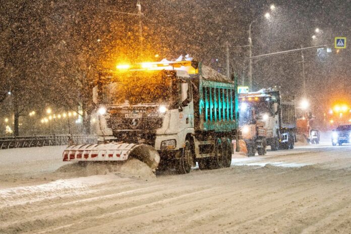 Коммунальщики борются с последствиями бурана в Подольске Коммунальщики борются с последствиями бурана в Подольске