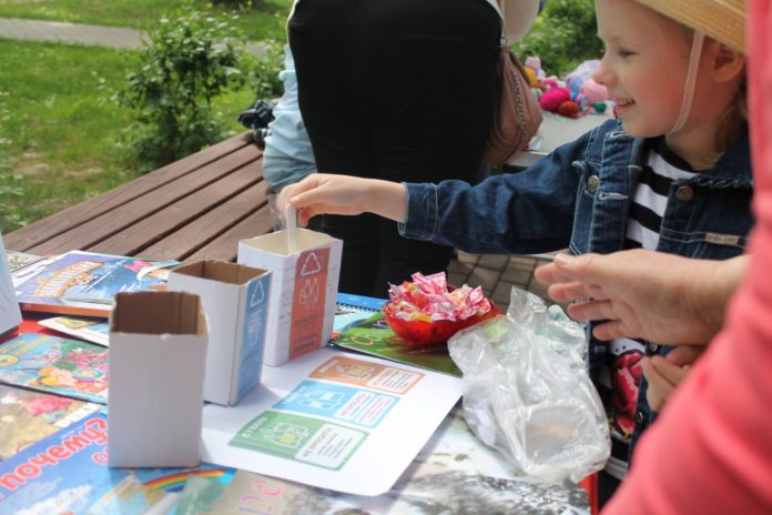 Сортировке мусора научили детей сотрудники библиотеки №30