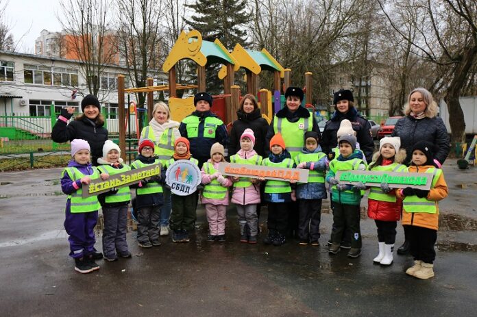 Сотрудники Госавтоинспекции г.о. Подольск  проводят уроки дорожной безопасности во дворах многоквартирных домов Сотрудники Госавтоинспекции г.о. Подольск  проводят уроки дорожной безопасности во дворах многоквартирных домов