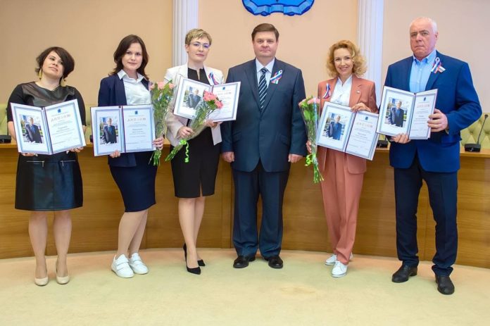 В День России Николай Пестов вручил пяти жителям округа премии за социально значимые инициативы