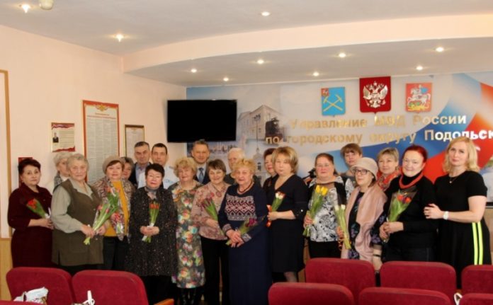 Руководители УМВД России по Городскому округу Подольск поздравили с 8 Марта родственников полицейских, погибших... Руководители УМВД России по Городскому округу Подольск поздравили с 8 Марта родственников полицейских, погибших...