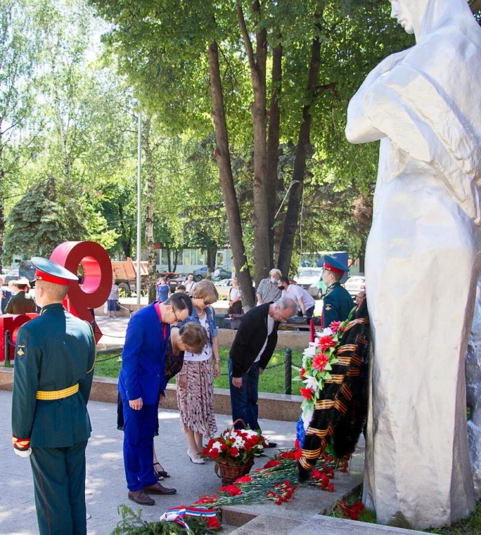 Работники АО «ЦНИИТОЧМАШ» возложили цветы к монументу «Скорбящая мать» в День памяти и скорби