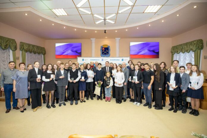 Торжественное вручение паспортов состоялось в Подольске накануне Нового года Торжественное вручение паспортов состоялось в Подольске накануне Нового года