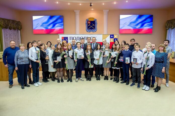 Первые паспорта граждан РФ вручили юным подольчанам Первые паспорта граждан РФ вручили юным подольчанам