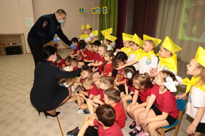 Сотрудники Госавтоинспекции провели тематический квест и торжественную церемонию вступления детей в кружок дорожной безопасности...