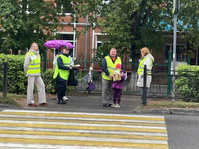 В Подольске автоинспекторы и активисты движения «Родительский патруль» активизировали работу у школ и детских... В Подольске автоинспекторы и активисты движения «Родительский патруль» активизировали работу у школ и детских...