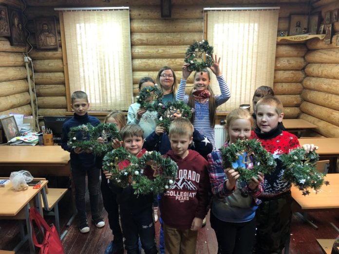Мастер-класс «Рождественский венок» состоялся в Воскресной школе Георгиевского храма Мастер-класс «Рождественский венок» состоялся в Воскресной школе Георгиевского храма