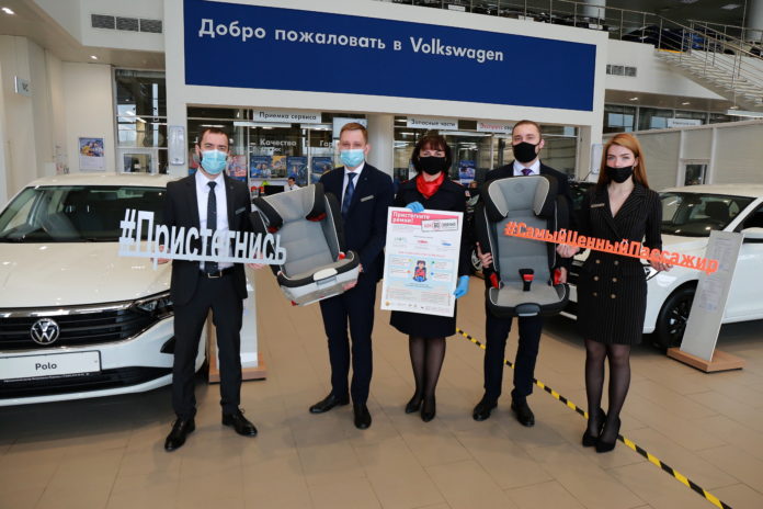 Подольские автоинспекторы провели экспресс-консультации по дорожной безопасности в автосалонах города в рамках акции “Пристегнись”