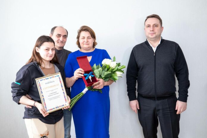 Трём подольским семьям ключи от новых квартир на улице Шаталова вручил глава муниципалитета Дмитрий... Трём подольским семьям ключи от новых квартир на улице Шаталова вручил глава муниципалитета Дмитрий...