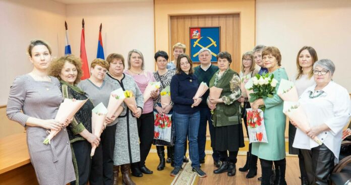 В Подольске поздравили с наступающим праздником 8 Марта старост сельских населенных пунктов В Подольске поздравили с наступающим праздником 8 Марта старост сельских населенных пунктов