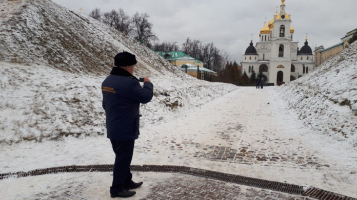 Сотрудники Госадмтехнадзора проверили территории у храмов перед праздником Рождества