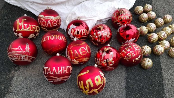 Жители микрорайона Кузнечики украсили новогоднюю ель шарами с именами Городов‑героев